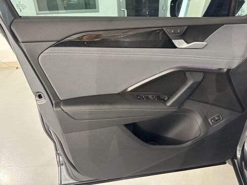 Used 2025 Volkswagen Tiguan SE image 21