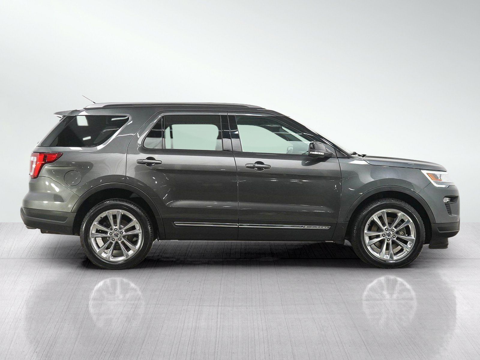 Used 2018 Ford Explorer XLT w/ Equipment Group 202A AWD/4WD image 7