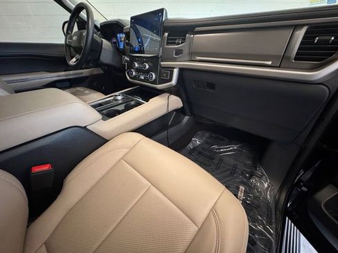 Used 2023 Ford Expedition XLT image 30
