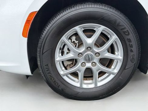 Used 2023 Chrysler Pacifica Touring-L FWD image 36