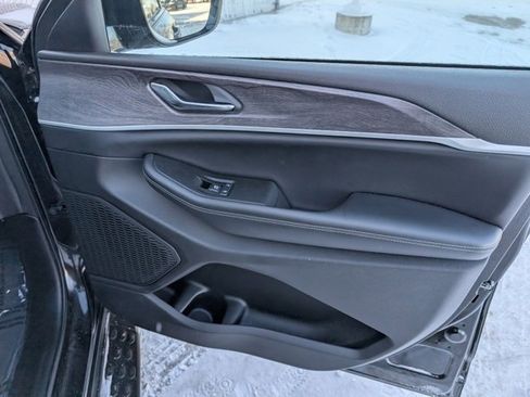 Used 2024 Jeep Grand Cherokee Limited image 32