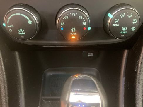 Used 2011 Chrysler 200 Touring image 7