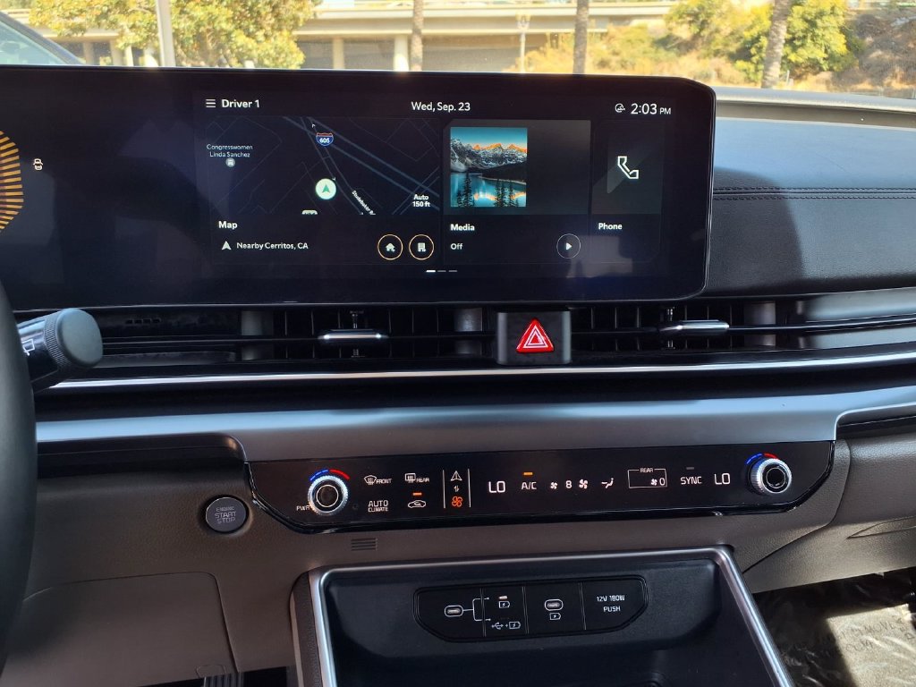 Certified 2025 Kia Carnival FWD image 24