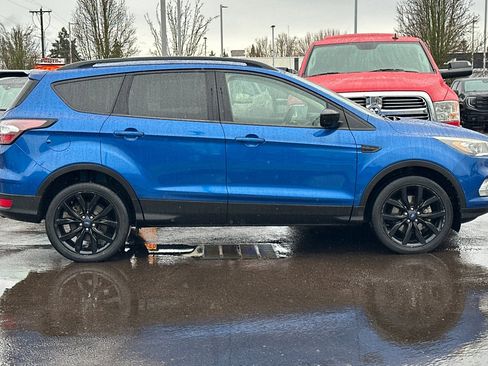 Used 2018 Ford Escape SE w/ SE Sport Appearance Package image 3