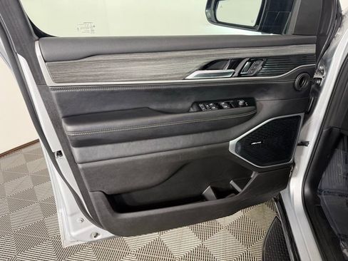 Used 2024 Jeep Wagoneer L Series II w/ Flexible Seating Group AWD/4WD image 14