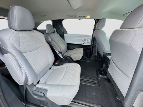 Used 2025 Toyota Sienna LE FWD image 19