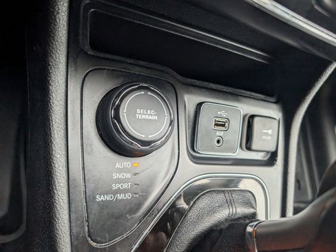 Used 2019 Jeep Cherokee Limited image 20