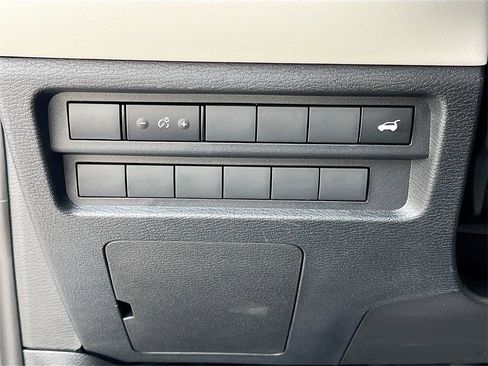 New 2025 Mitsubishi Outlander SE image 10