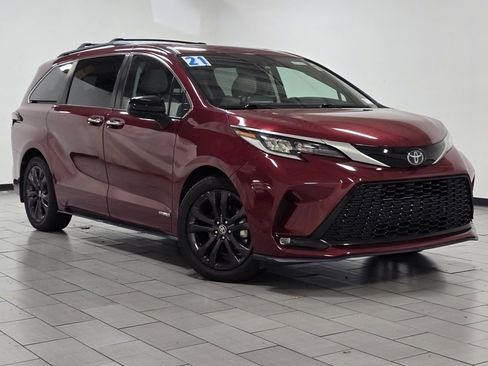 Used 2021 Toyota Sienna XSE image 2