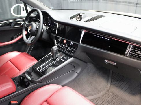 Certified 2025 Porsche Macan image 26
