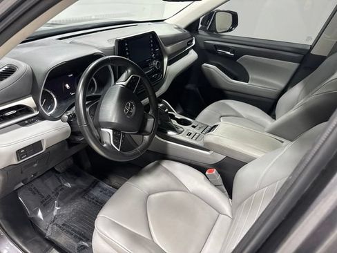 Used 2022 Toyota Highlander XLE AWD/4WD image 12