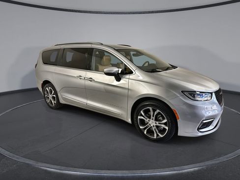 Used 2023 Chrysler Pacifica Pinnacle AWD/4WD image 2