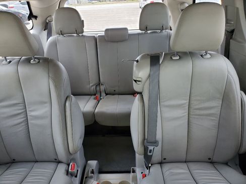 Used 2012 Toyota Sienna XLE image 22