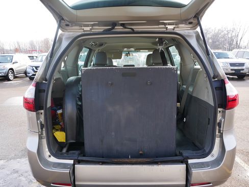 Used 2015 Toyota Sienna L image 19