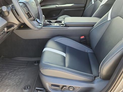 Used 2025 Toyota Camry SE w/ Convenience Package image 9