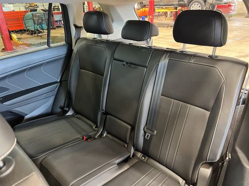 Used 2022 Volkswagen Tiguan SE image 36