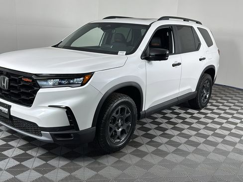 New 2025 Honda Pilot TrailSport image 8