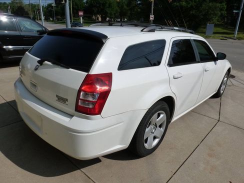 Used 2008 Dodge Magnum SE RWD image 2