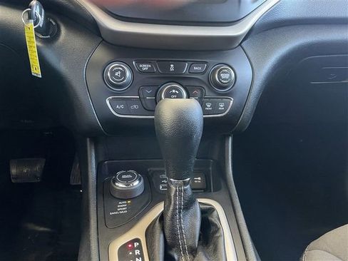 Used 2015 Jeep Cherokee Latitude w/ Cold Weather Group image 16