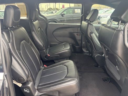 Used 2025 Chrysler Pacifica Select image 28