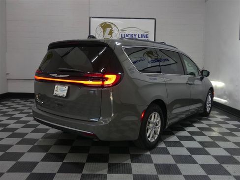 Used 2023 Chrysler Pacifica Touring-L FWD image 10