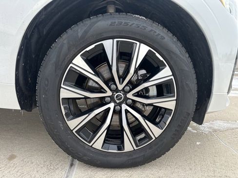 Certified 2025 Volvo XC60 B5 Core image 11