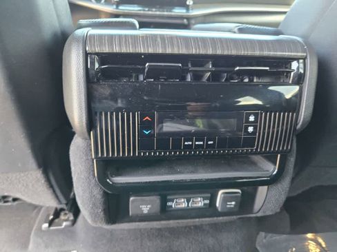 Used 2024 Jeep Wagoneer L Series II RWD image 13