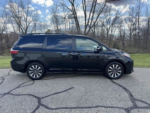 Used 2018 Toyota Sienna Limited image 5