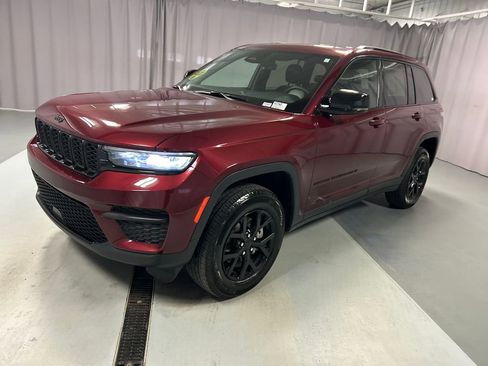 Used 2025 Jeep Grand Cherokee Altitude AWD/4WD image 3