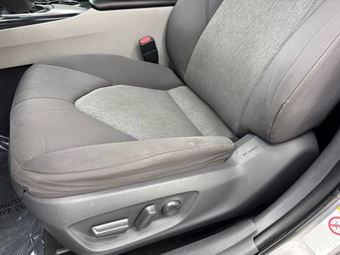 Used 2018 Toyota Camry LE FWD image 33