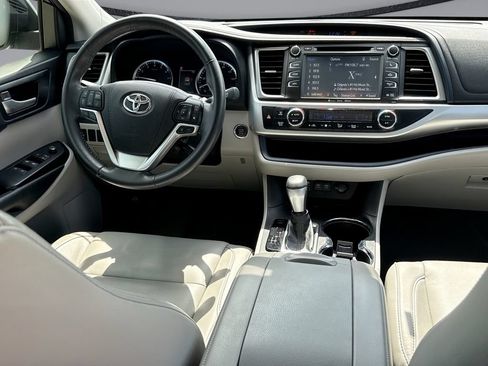 Used 2017 Toyota Highlander XLE FWD image 19