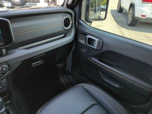 Used 2024 Jeep Wrangler Unlimited Sahara w/ Technology Group AWD/4WD image 17