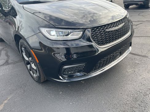 Used 2025 Chrysler Pacifica Limited image 4