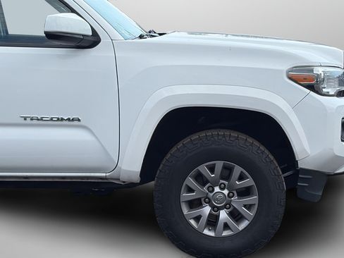 Used 2017 Toyota Tacoma SR5 w/ Tow Package AWD/4WD image 26