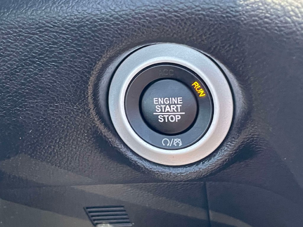 Used 2025 Chrysler Pacifica Select FWD image 28