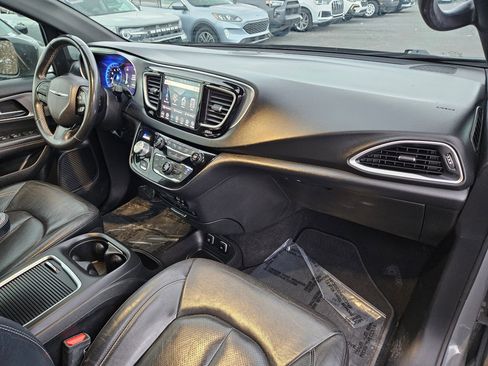 Used 2020 Chrysler Pacifica Touring-L Plus image 36
