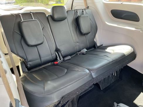 Used 2017 Chrysler Pacifica Touring-L image 14