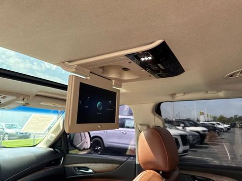 Used 2017 Cadillac Escalade Luxury AWD/4WD image 12
