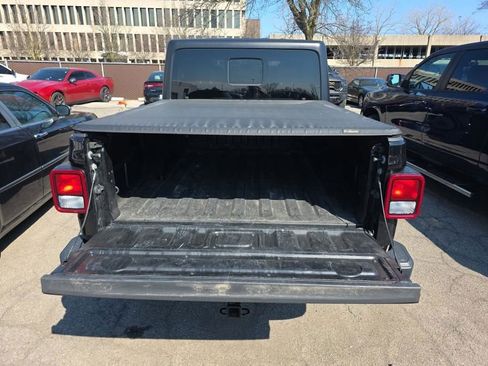 Used 2022 Jeep Gladiator Willys image 11