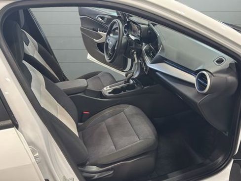 Used 2024 Chevrolet Trax LS w/ LS Convenience Package image 28