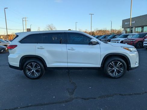 Used 2019 Toyota Highlander LE FWD image 3
