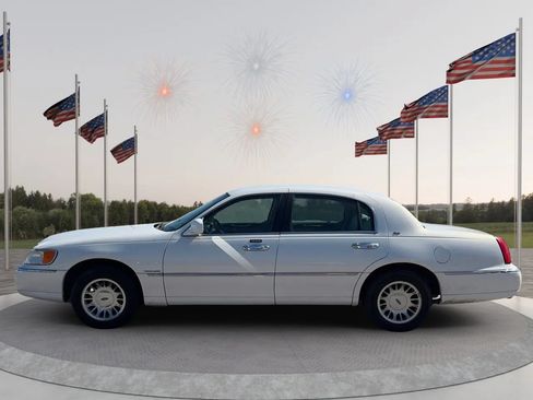 Used 2001 Lincoln Town Car Cartier RWD image 4