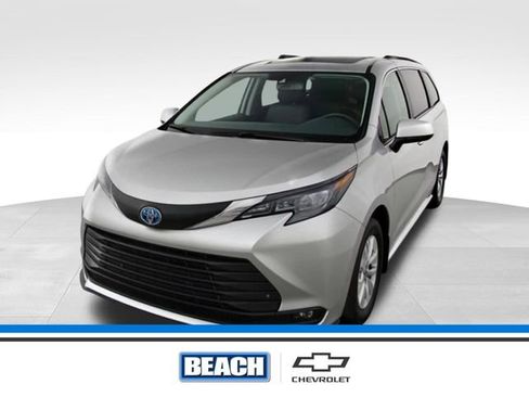 Used 2025 Toyota Sienna XLE image 1