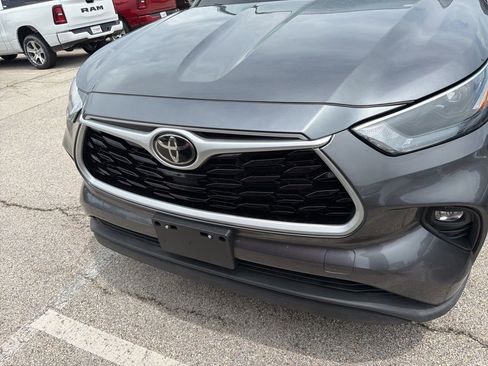 Used 2023 Toyota Highlander XLE AWD/4WD image 2