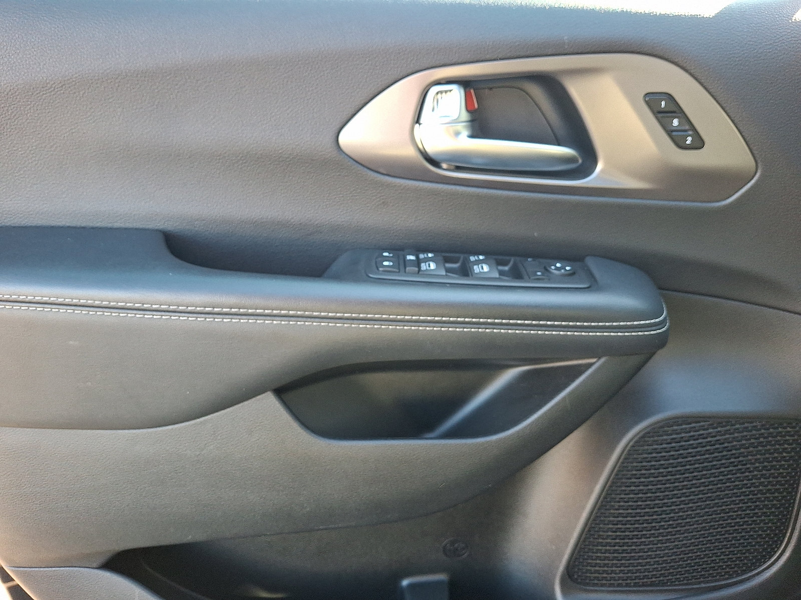 Used 2025 Chrysler Pacifica Select FWD image 13