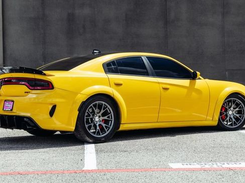 Used 2018 Dodge Charger SRT w/ Technology Group RWD image 4