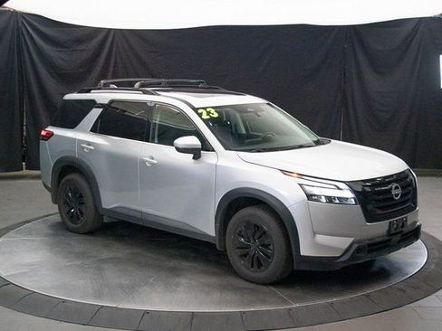 Used 2023 Nissan Pathfinder SV w/ SV Premium Package image 2