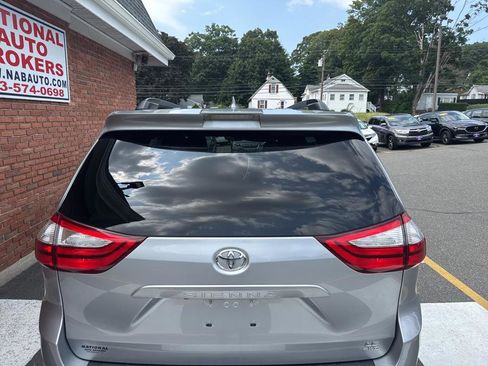 Used 2018 Toyota Sienna LE image 9