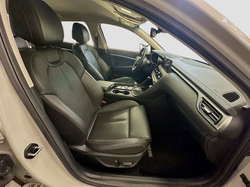 Used 2025 Genesis G70 2.5T AWD/4WD image 32