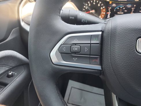 Used 2025 Jeep Compass Latitude w/ Convenience Group AWD/4WD image 27